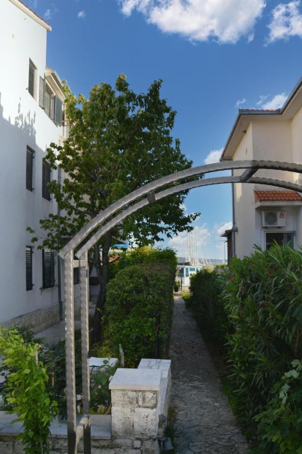 Issa Holiday Home - 3 Min Walk To Beach Kastela Dış mekan fotoğraf