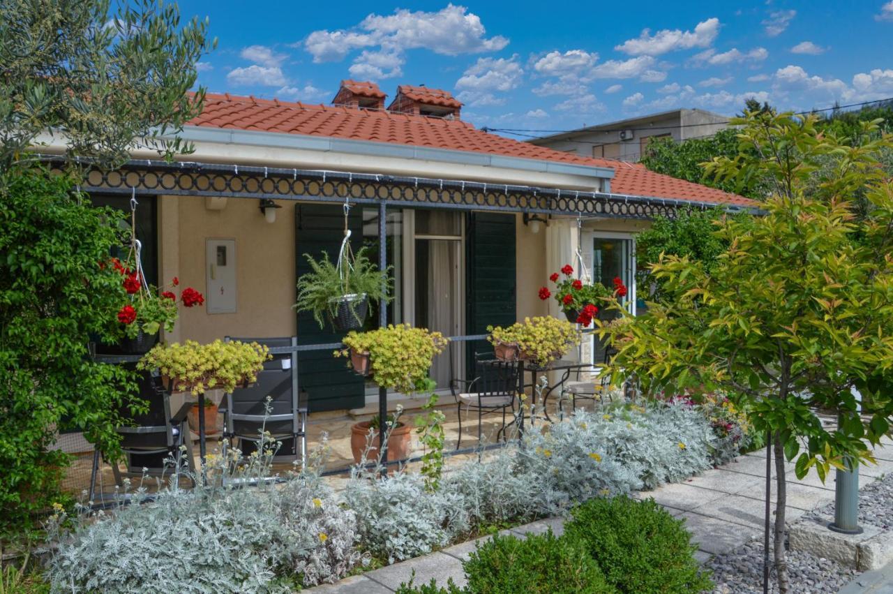 Issa Holiday Home - 3 Min Walk To Beach Kastela Dış mekan fotoğraf