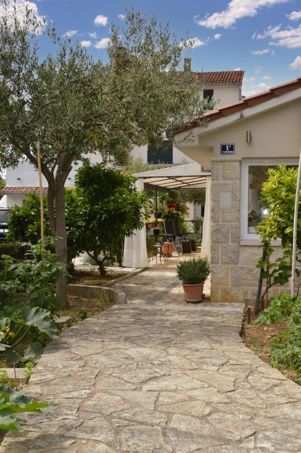 Issa Holiday Home - 3 Min Walk To Beach Kastela Dış mekan fotoğraf